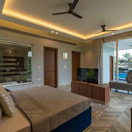 Stayvista At Serenity Farms With Pool, Lawn, Bonfire & Bbq Sohna Esterno foto
