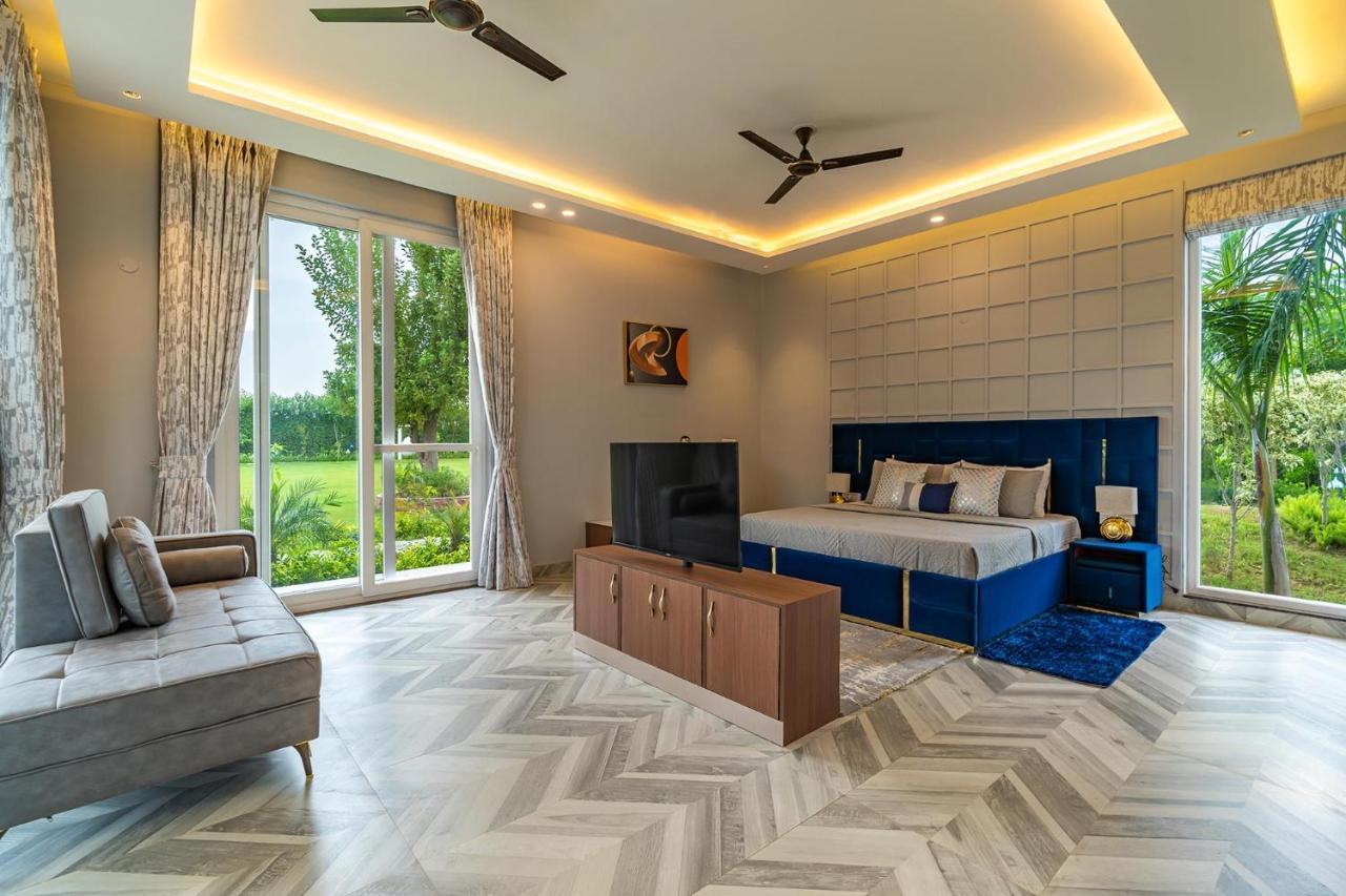 Stayvista At Serenity Farms With Pool, Lawn, Bonfire & Bbq Sohna Esterno foto