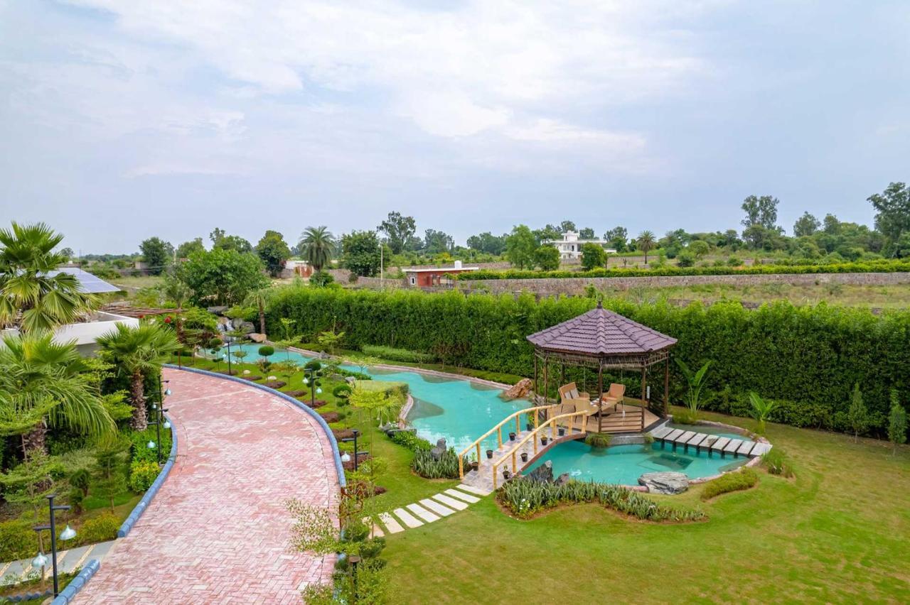 Stayvista At Serenity Farms With Pool, Lawn, Bonfire & Bbq Sohna Esterno foto