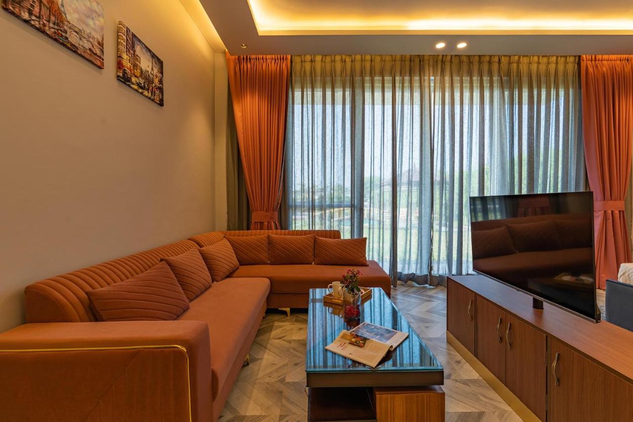 Stayvista At Serenity Farms With Pool, Lawn, Bonfire & Bbq Sohna Esterno foto