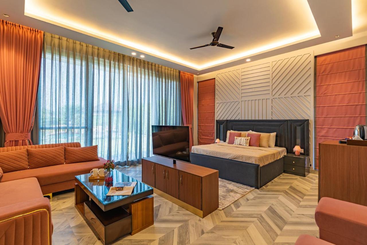 Stayvista At Serenity Farms With Pool, Lawn, Bonfire & Bbq Sohna Esterno foto