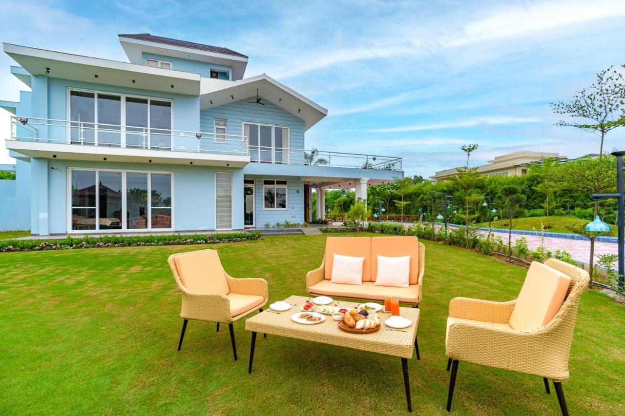 Stayvista At Serenity Farms With Pool, Lawn, Bonfire & Bbq Sohna Esterno foto